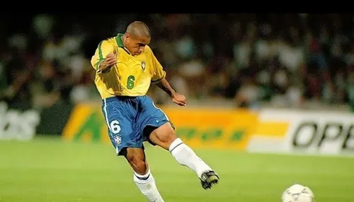 O futebol mudou, mas o Brasil ainda procura seus grandes laterais
