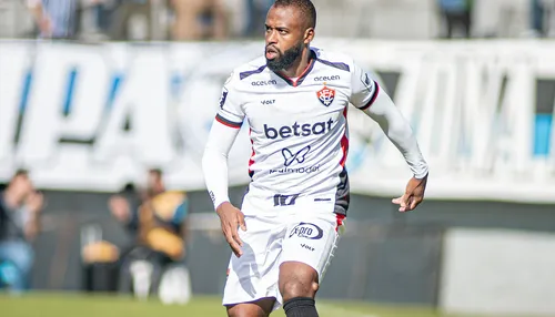 Ex-zagueiro do Vitória marca gol contra bizarro em jogo da Série B