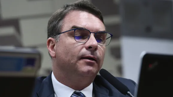 Argentina nega entrada de Flávio Bolsonaro após suspeita de fuga