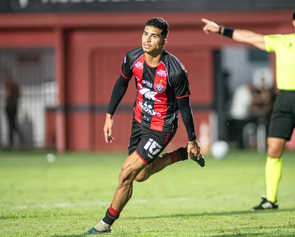 Acionado na CBF, Vitória pode ser impedido de escalar Renê por dívida