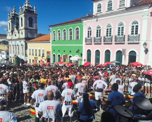 VÍDEO: Olodum se une à manifestação política de apoio a Lula com faixa gigante durante show