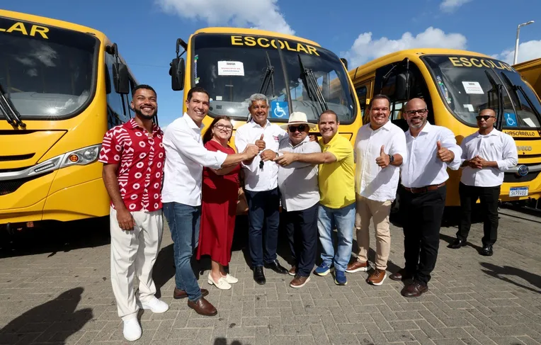 Bahia entrega mais de 100 ônibus escolares para municípios do interior