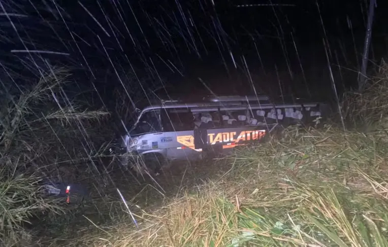 Capotamento de micro-ônibus em rodovia deixa três mortos e 14 feridos