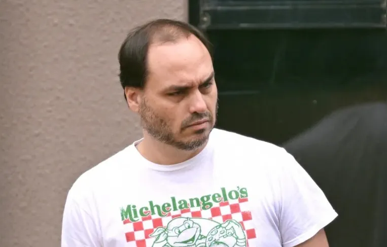 Carlos Bolsonaro pede desculpas ao pai: “A gente falhou”