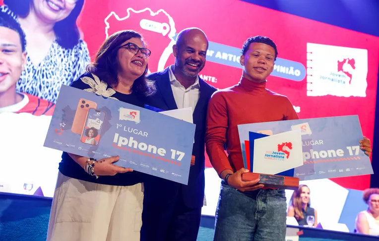 Filho de pais surdos vence Concurso Jovem Jornalista com artigo inspirador