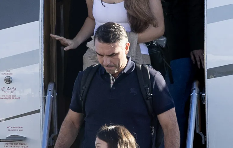 Flávio aposta em Trump, mas pode acabar isolado e visto como “fujão”, avalia especialista
