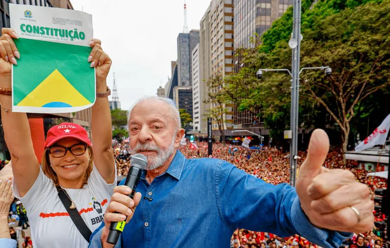 Lula anuncia PEC para gratuidade no transporte público aos fins de semana