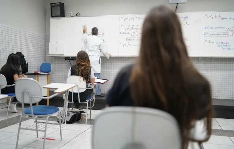 Professores temporários terão piso em 2027? Veja decisão do STF