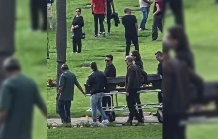 Renner é visto levando o caixão de Rick durante enterro em Sorocaba