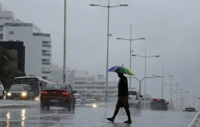 Salvador registra ameaças de desabamento após chegada de frente fria