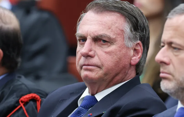 Carrasco de Jair Bolsonaro no Exército recebe homenagens militares