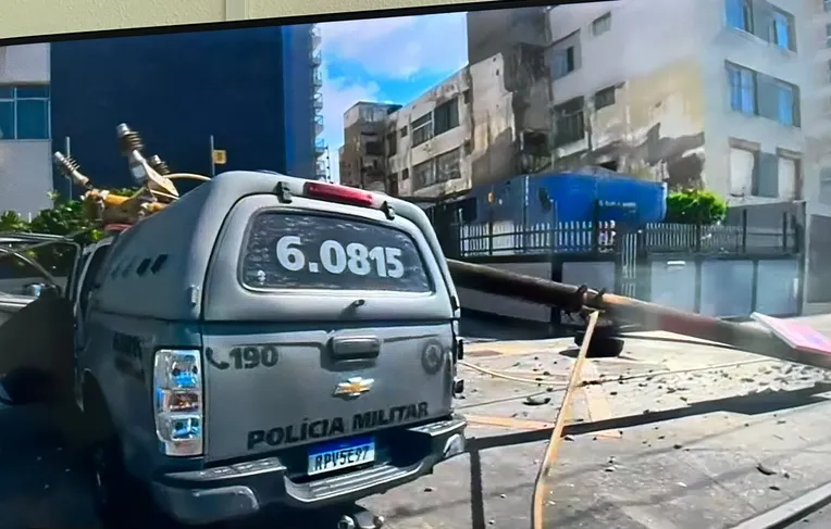 Viatura da PM bate em poste na Av. Manoel Dias e interdita via
