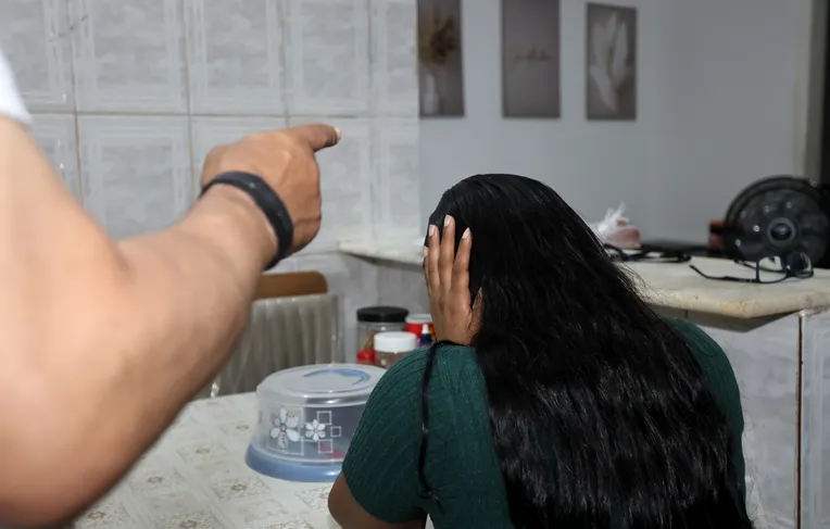 Vítima de violência doméstica pode se afastar do trabalho por até 6 meses; veja nova regra