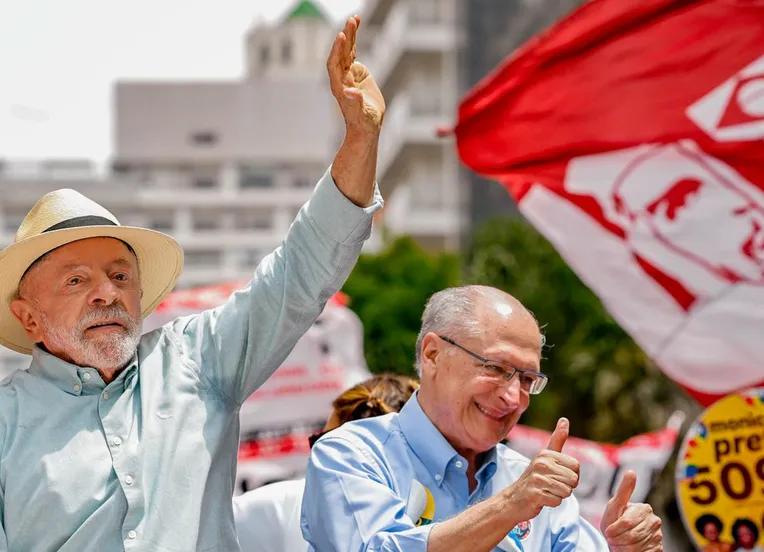 Atlasintel: Lula lidera corrida em última pesquisa antes do 1º turno