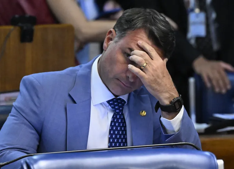 Avião com Flávio Bolsonaro chega aos Estados Unidos