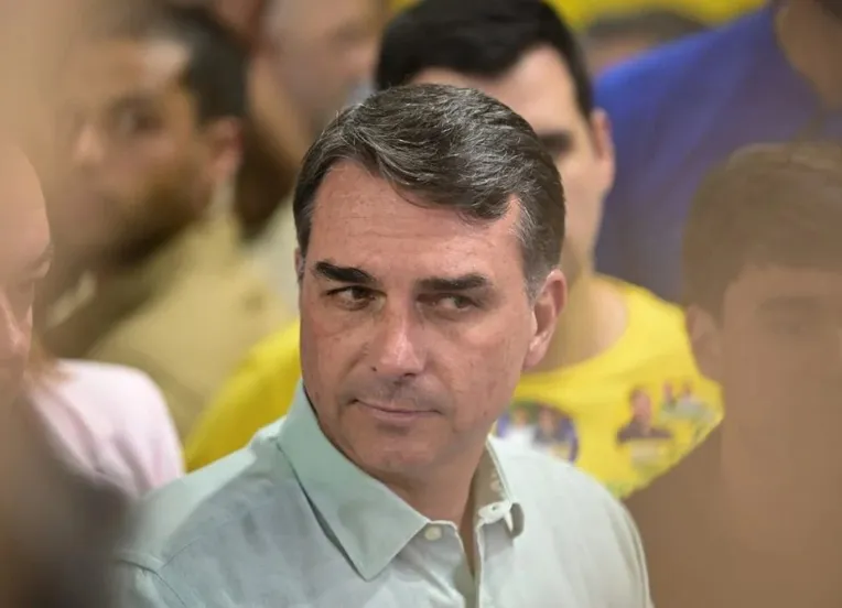 Flávio Bolsonaro foge do Brasil rumo à Argentina após decisão do STF