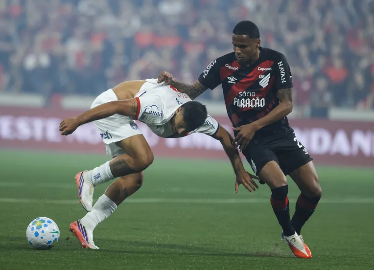 Everaldo perde pênalti, Bahia é derrotado pelo Athletico e deixa o G-4