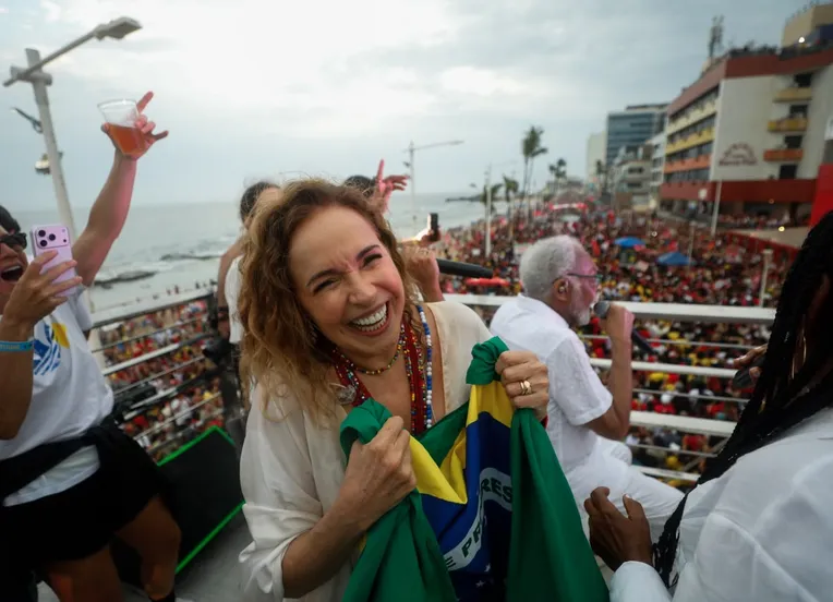 "Fascista não se cria!", Daniela Mercury puxa coro em final de ato pela democracia na Barra
