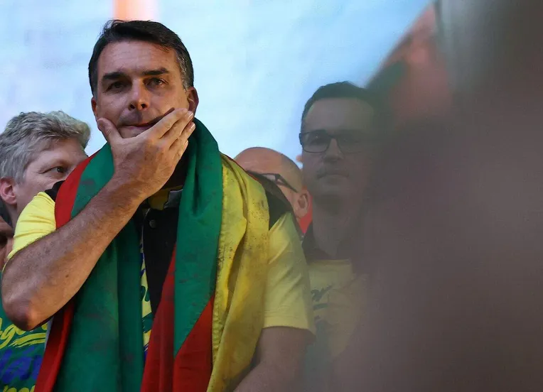 Flávio Bolsonaro assume viés golpista em carta e acena para tensão internacional