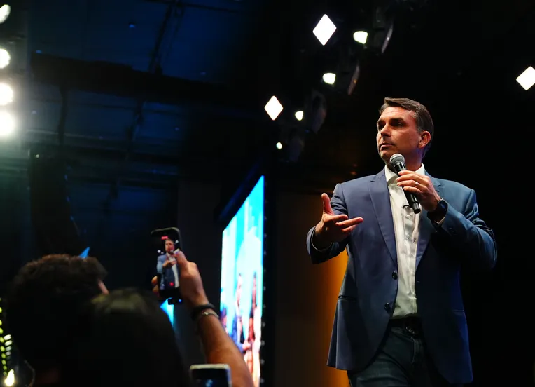 Flávio Bolsonaro é suspeito de ter sido sócio de casa de apostas online