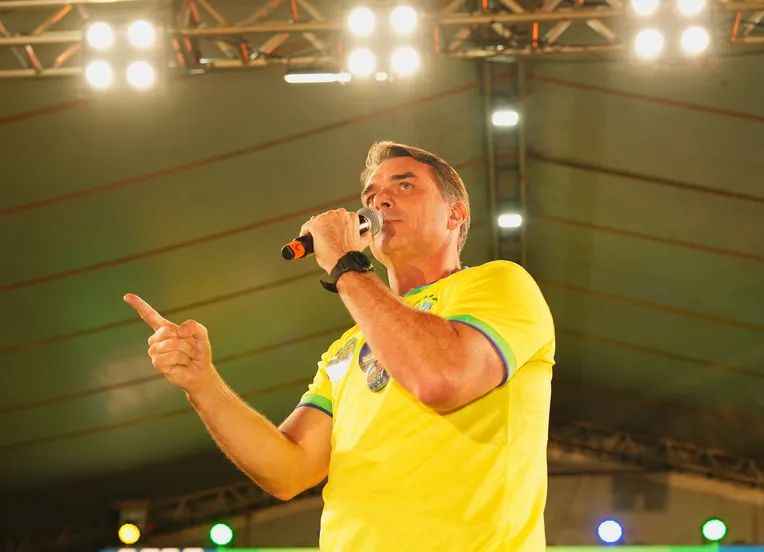 Flávio Bolsonaro desiste de se autoproclamar presidente e muda carta