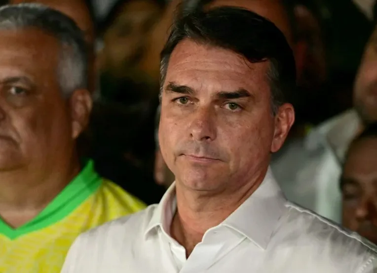 Flávio Bolsonaro se autoproclama presidente eleito do Brasil e ignora derrota