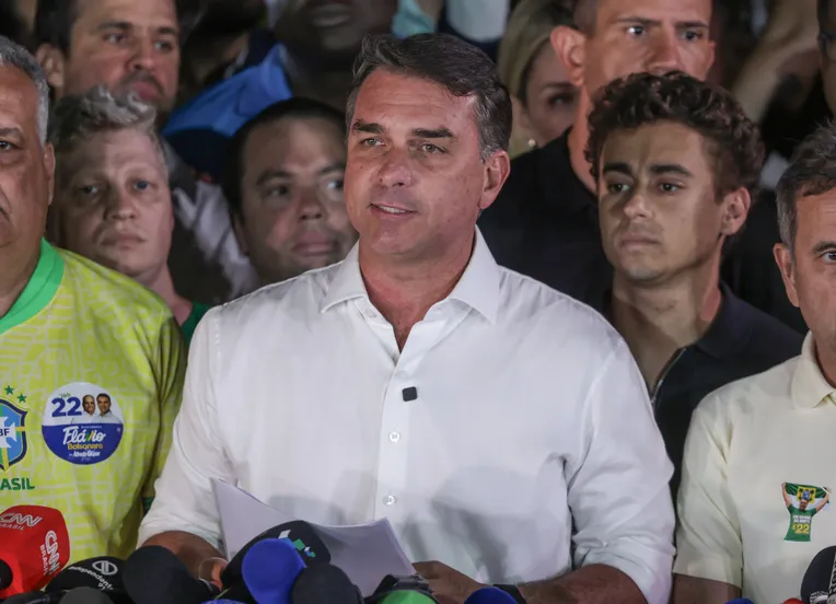 Passaporte de Flávio retido pelo STF inflama bastidores do Senado