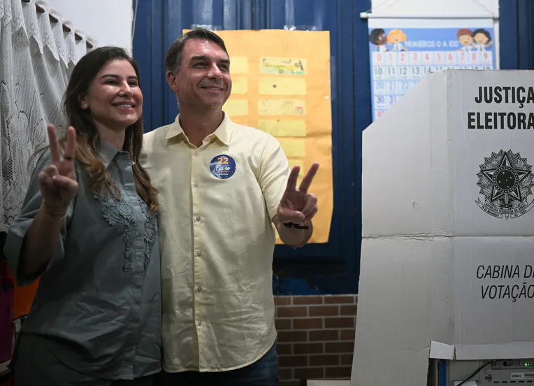 Flávio Bolsonaro vota no Rio de Janeiro e embarca para Brasília