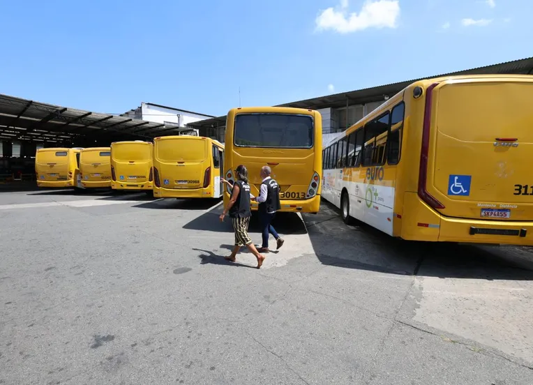 Governador condena falta de ônibus em Salvador e viagem de secretário a Paris