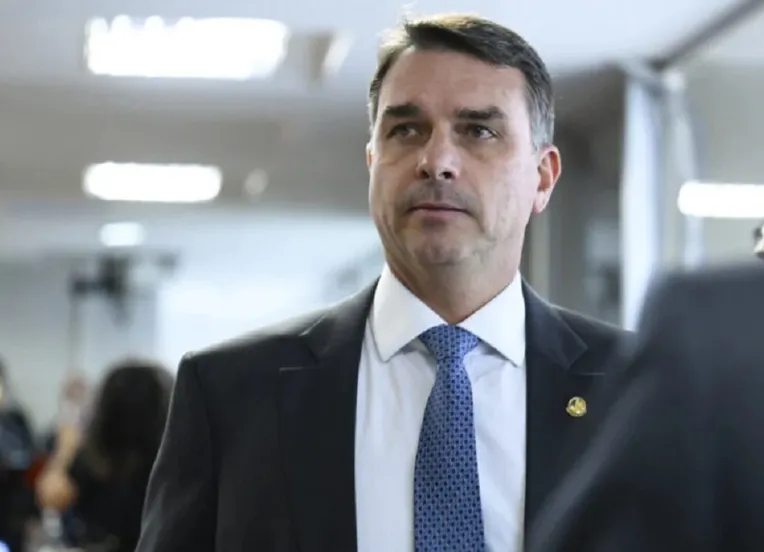"Tesouraço" de Flávio Bolsonaro cortará 2,2 milhões de empregos