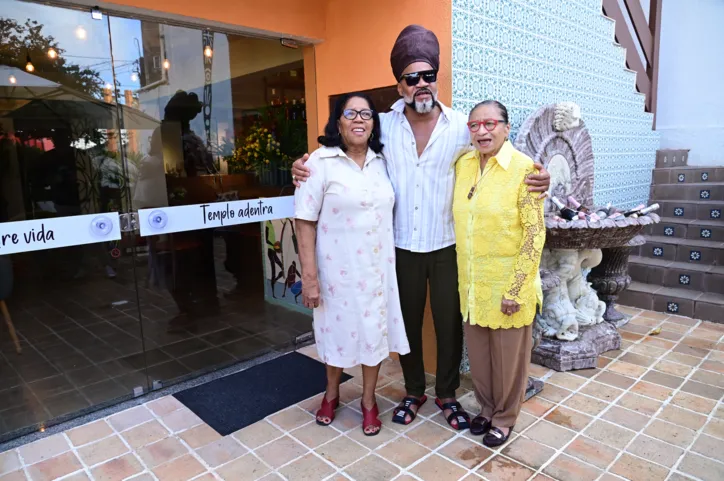 Com artistas, mãe de Carlinhos Brown inaugura restaurante no Candeal