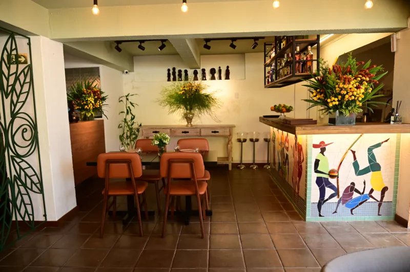 Com artistas, mãe de Carlinhos Brown inaugura restaurante no Candeal
