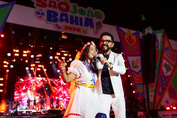 E esse momento? Vestida de noiva, uma repórter do Grupo A TARDE cantou com Adelmário Coelho