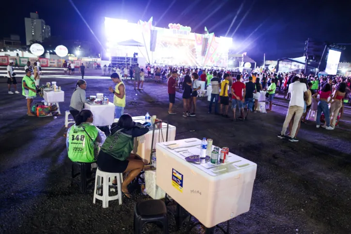 Ambulantes aproveitaram festa para faturar