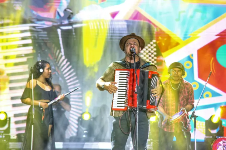 Fábio Carneirinho, que veio direto do Cariri, no Ceará, subiu ao palco e comandou o som