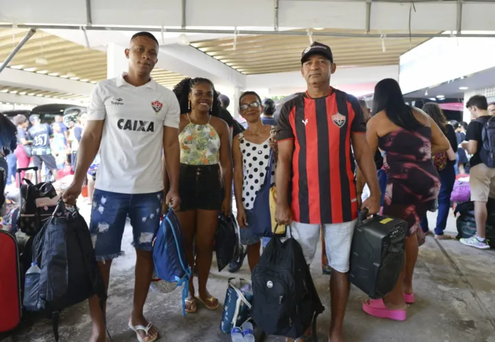 Jonas Santos Barbosa, camisa branca, com a família indo para Alagoinhas