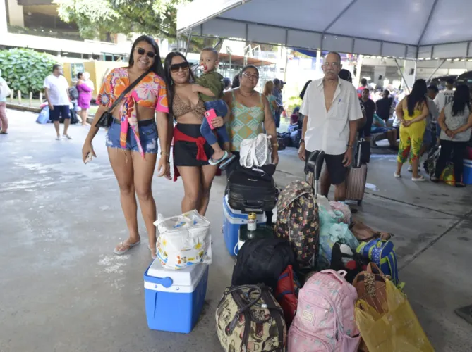 Luciana Bastos com a família indo para Serra Preta