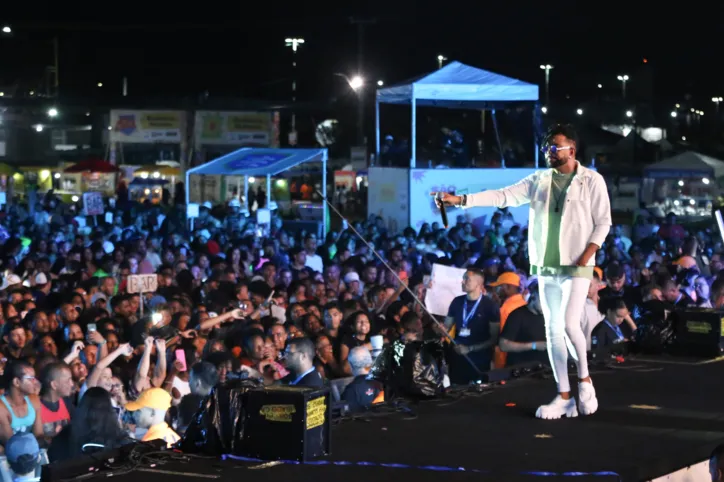 Silvanno Salles agita público com arrocha e outros ritmos no Parque