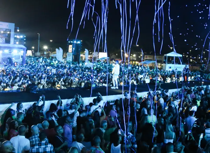 Silvanno Salles agita público com arrocha e outros ritmos no Parque