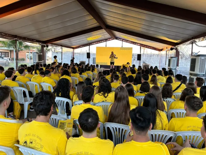 Alunos recebem orientações ao chegarem em Porto Seguro