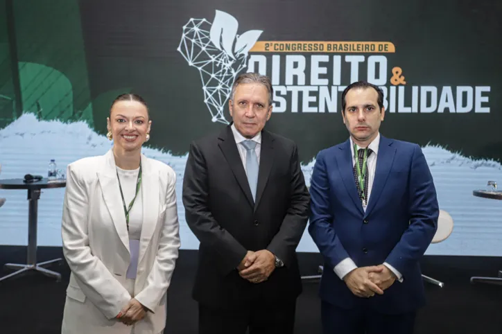 Isabela Suarez, Presidente da Fundação Baía Viva e organizadora do Congresso Brasileiro de Direito e Sustentabilidade; Ministro do Supremo Tribunal de Justiça (STJ) Afrânio Vilela, no centro, e Georges Humbert, Advogado, presidente do IBRADES e organizador do evento