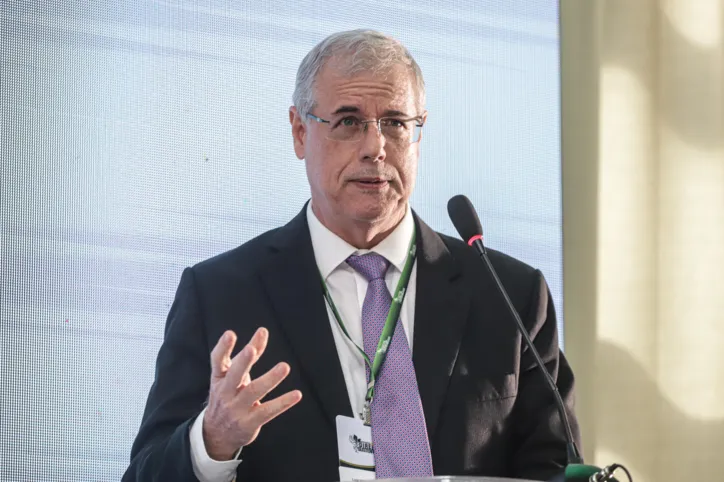 Luiz Viana Queiroz, advogado e conselheiro Federal da OAB (BA), discursa no evento