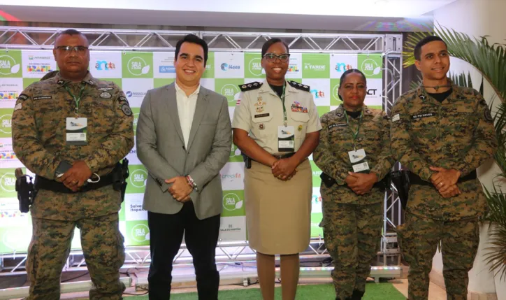 Eduardo Sodré, secretário de Meio Ambiente, com a Major Érica Patrícia, comandante da COPPA e equipe