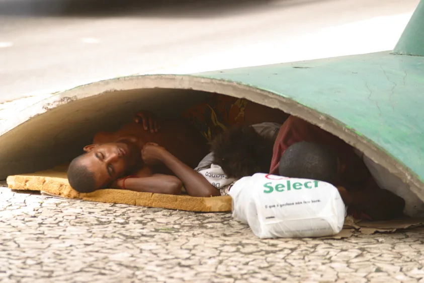 Moradores de rua dormem sob cobertura de passarela, na Av. Centenário, em frente ao Sopping Barra, em Salvador.