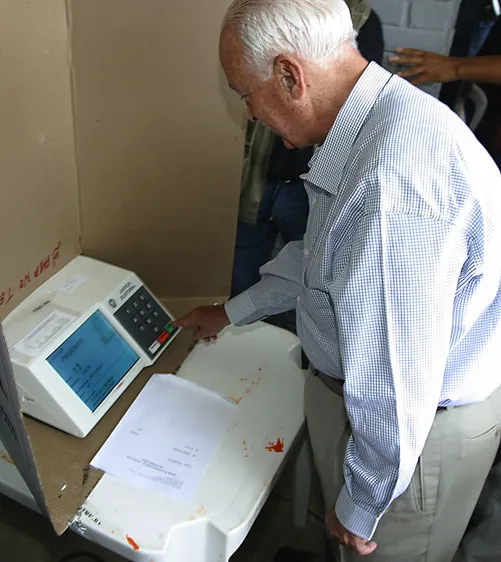 Eleições 2002 - 2º turno
O senador eleito Antônio Carlos Magalhães (ACM), votou no Clube Bahiano de Tênis, no bairro da Graça em Salvador. Na foto: o senador ACM votando em lula em 2002.