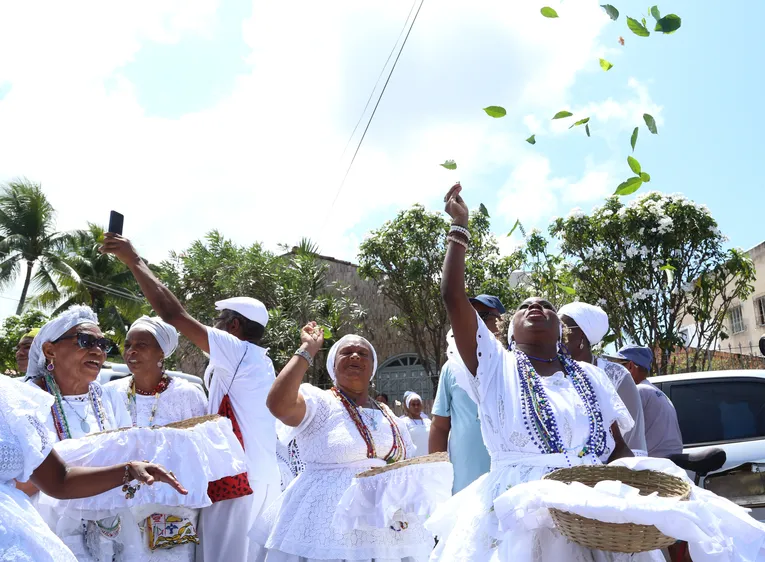 5ª caminhada Tembwa Ngeemba caminhada pela paz e contra a intolerância. 
Por ter acontecido em momento histórico de tantos acontecimentos fortes e cruéis relacionados às religiões de matriz africana me fez refletir e sentir a energia única e forte do povo de axé, fui muito bem acolhida fazendo meu olhar chegar em um mais além, a fé!