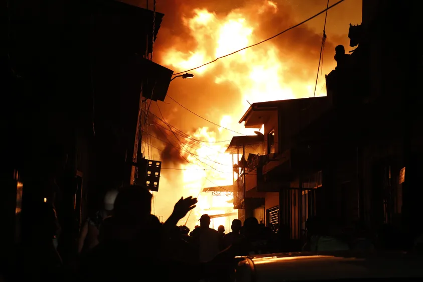 Na foto:  incêndio destrói 50 casas no bairro pedreira em Belém, PA
Na madrugada do dia 14 de setembro de 2019, durante a ronda rotineira, avistamos um grande clarão no céu. Ao chegarmos cada vez mais perto íamos sentindo o cheiro de queimado e se via uma gigantesca fumaça cinza escura, o som dos estalos e gritos também iam aumentando. Ao chegar na rua o desespero estava ali, em todos. Pessoas chorando, outras ajudando os bombeiros, vizinhos ajudando a salvar o que dava. 
Essa pauta me marcou pelo grande desafio de fotografar em um ambiente com muita tristeza, muito quente e sem luz.