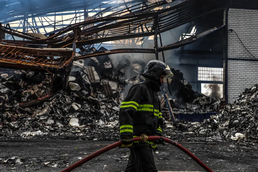 Incêndio no galpão 13 da Companhia das Docas do Estado da Bahia (CODEBA) 
Essa foto é da minha primeira cobertura de incêndio. Ficou marcada, pois testemunhei de perto o incansável trabalho dos bombeiros ao tentarem conter o incêndio que se alastrava no galpão 13 da Companhia das Docas do Estado da Bahia (CODEBA), no bairro do comércio, em salvador. Todos já estavam cansados, mas persistentes.