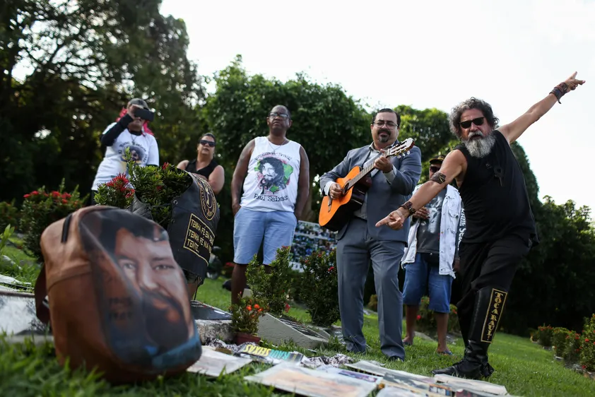 35 anos sem Raul Seixas falecido em 1989
Fãs cantam sucessos do Maluco Beleza no seu túmulo no cemitério Jardim da Saudade em Salvador.