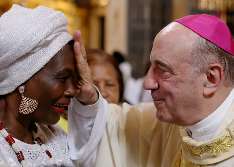 Dom Murilo Krieger comemora 75 anos em 1ª missa na 'nova' Catedral Basílica no Pelourinho. A cerimônia acontece depois do templo religioso passar três anos e meio fechado para reforma. Aos 75 anos, como exigem as regras da Igreja Católica, os bispos e responsáveis da Cúria precisam apresentar ao pontífice uma carta renunciando o cargo religioso.